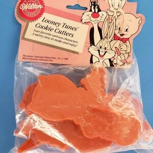 Wilton Looney Tunes Cookie Cutter 4 Pc Set Bugs Bunny, Sylvester, Tweety, Porky+